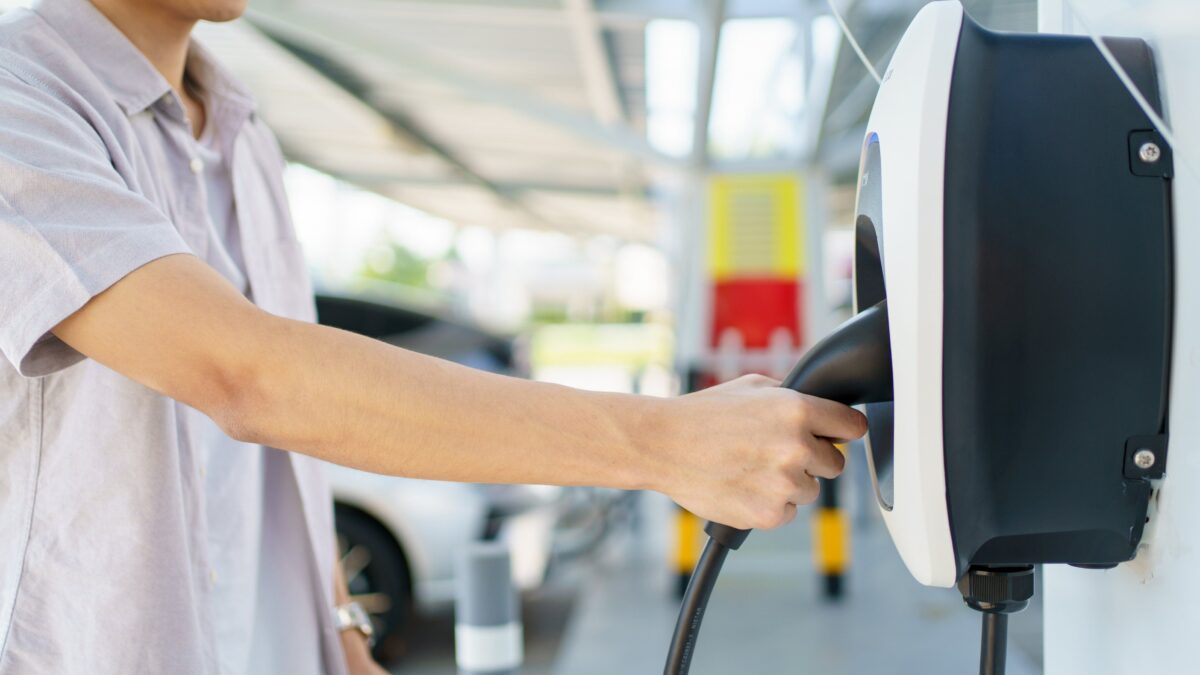 Auto ibride plug-in: nessuno le vuole, riescono a inquinare più delle termiche