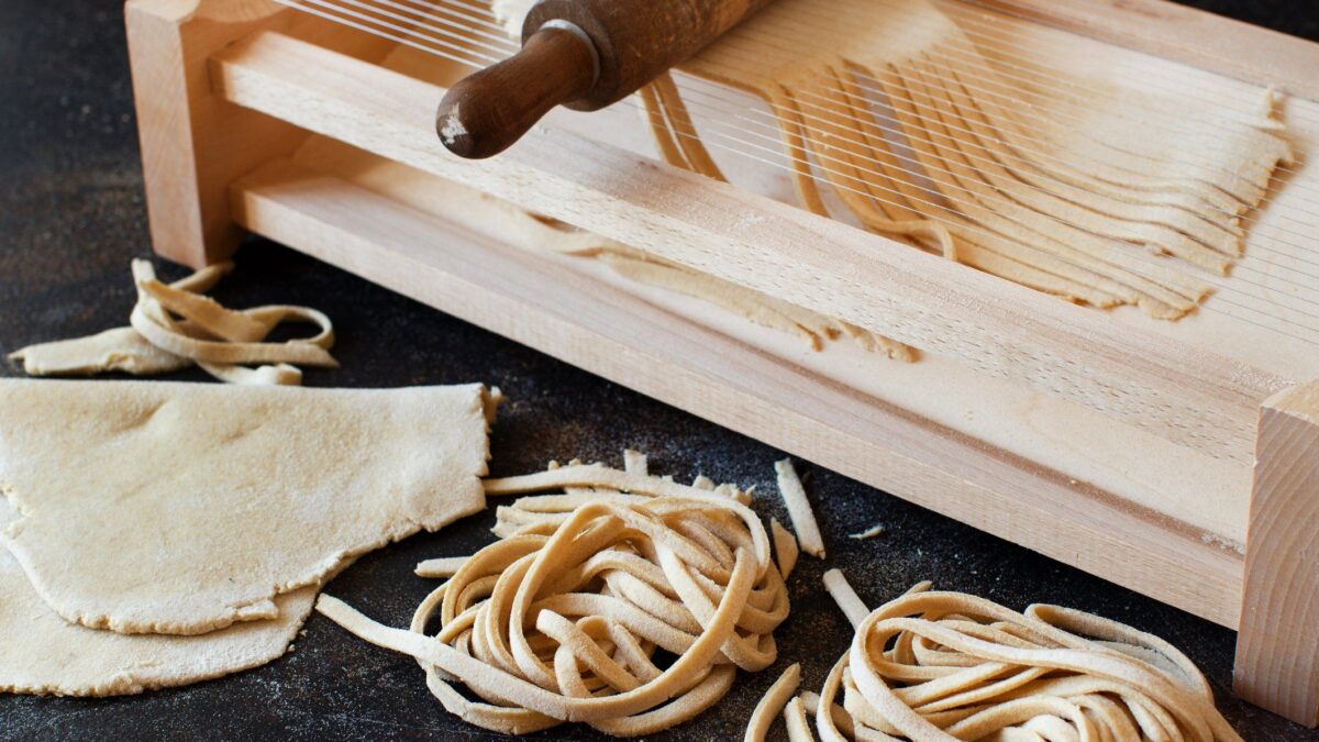 Capitone e spaghetti alla chitarra: il Vate fa scoprire l’Abruzzo