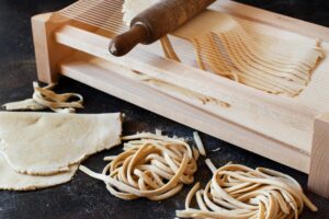 Capitone e spaghetti alla chitarra: il Vate fa scoprire l’Abruzzo