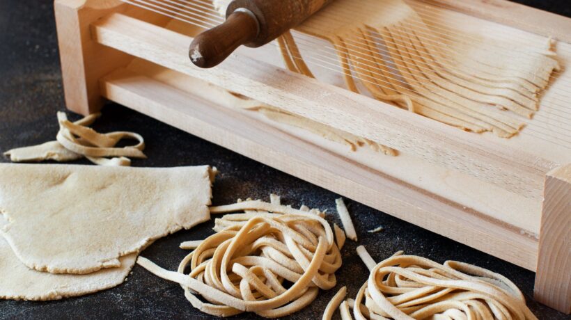 Capitone e spaghetti alla chitarra: il Vate fa scoprire l’Abruzzo