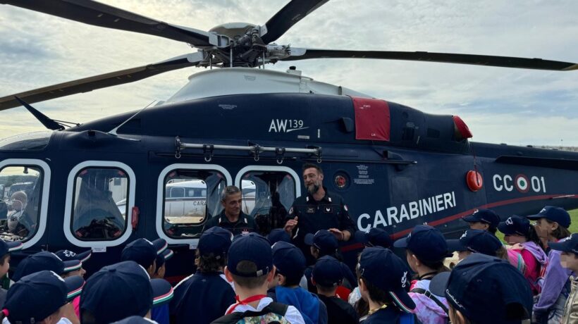 Una scolaresca in visita di fronte ad un AW-139 dei Carabinieri (Arma dei Carabinieri)