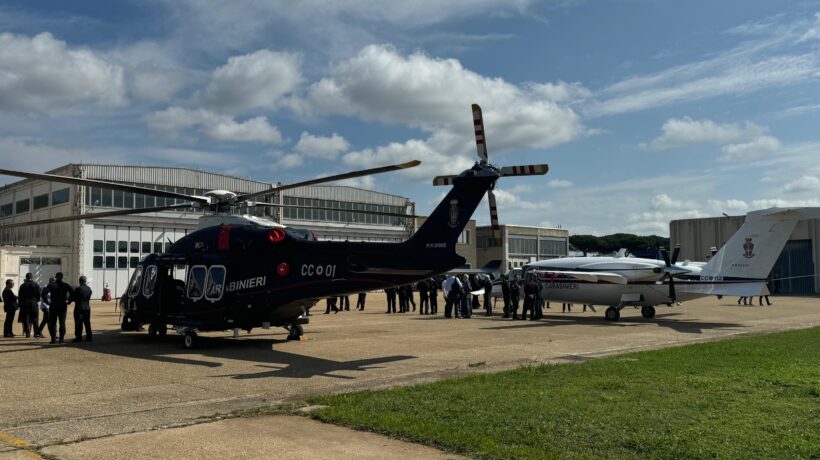In primo piano un Aw-139 e a destra un Piaggio P180 dei Carabinieri (Arma dei Carabinieri)
