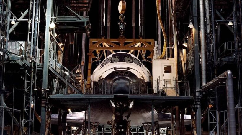 Lo Shuttle Discovery durante una fase di manutenzione (Nasa)