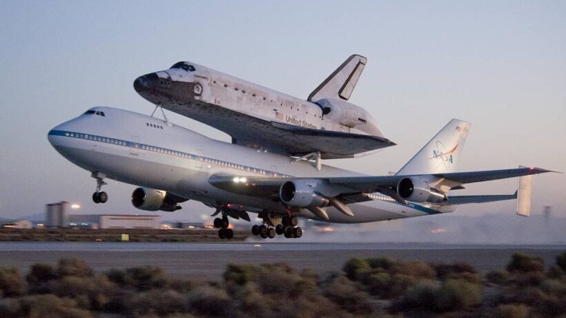 Lo Shuttle Discovery durante un trasferimento sul dorso di un Boeing 747 (Nasa)