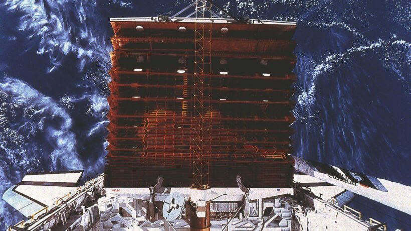 Gli esperimenti sul sistema di pannelli solari OAST-1 durante la missione del 1984 (Nasa)