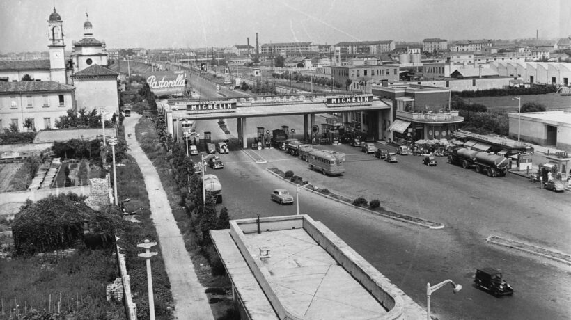 Il casello di Milano nel 1952 immetteva direttamente su Viale Certosa (Getty Images)