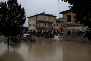 Argini rotti, evacuazioni e dispersi Emilia-Romagna di nuovo alluvionata