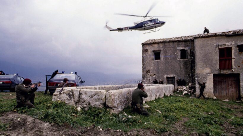 Intervento di un AB-412 dei Carabinieri durante un'operazione antimafia in Sicilia negli anni Ottanta (Getty Images)