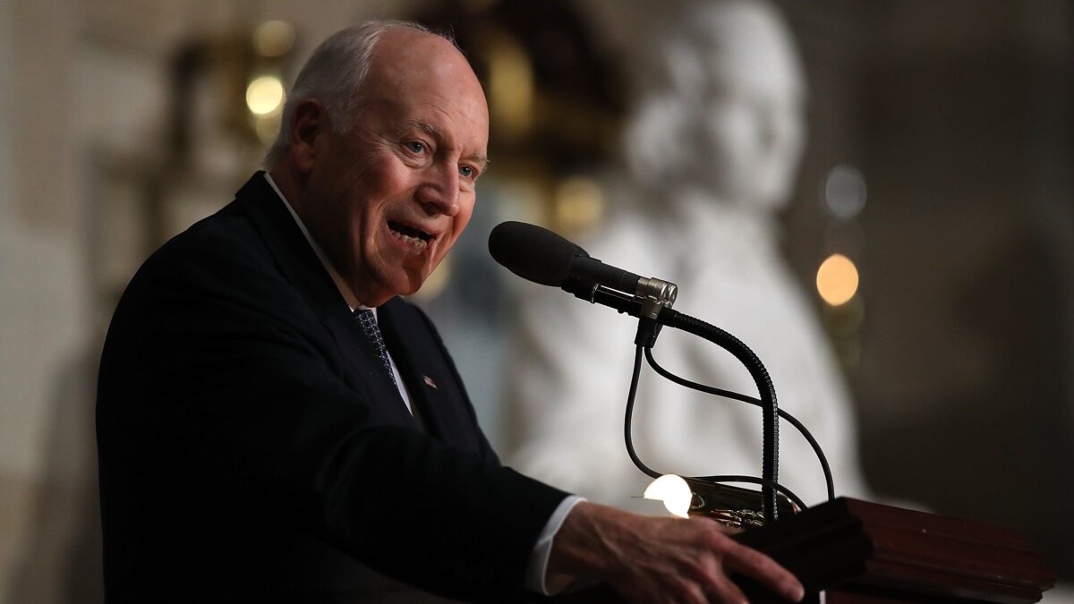 Bomba Cheney: «Voterò Kamala» L’ex «torturatore» imbarazza i dem