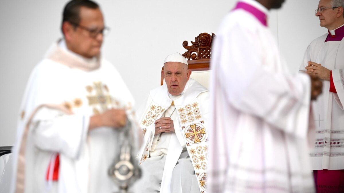 Il Papa in Indonesia pensa al clima e tace sulla libertà di culto negata
