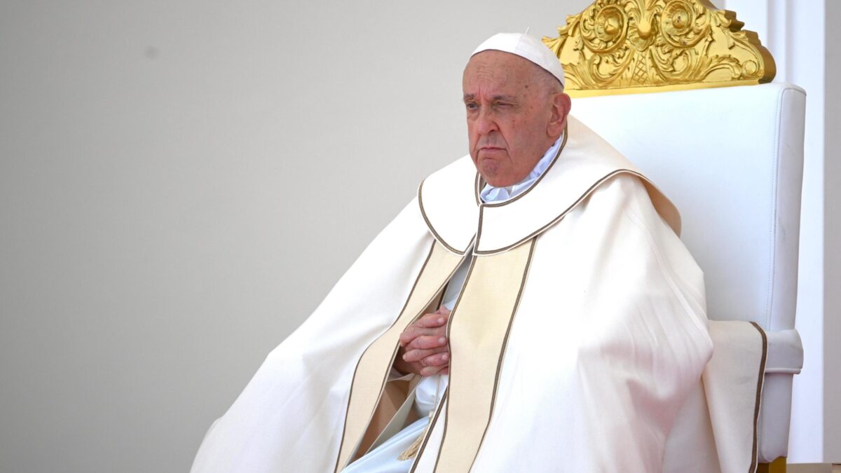Il Papa affascinato dalla Cina ne benedice la «democrazia»