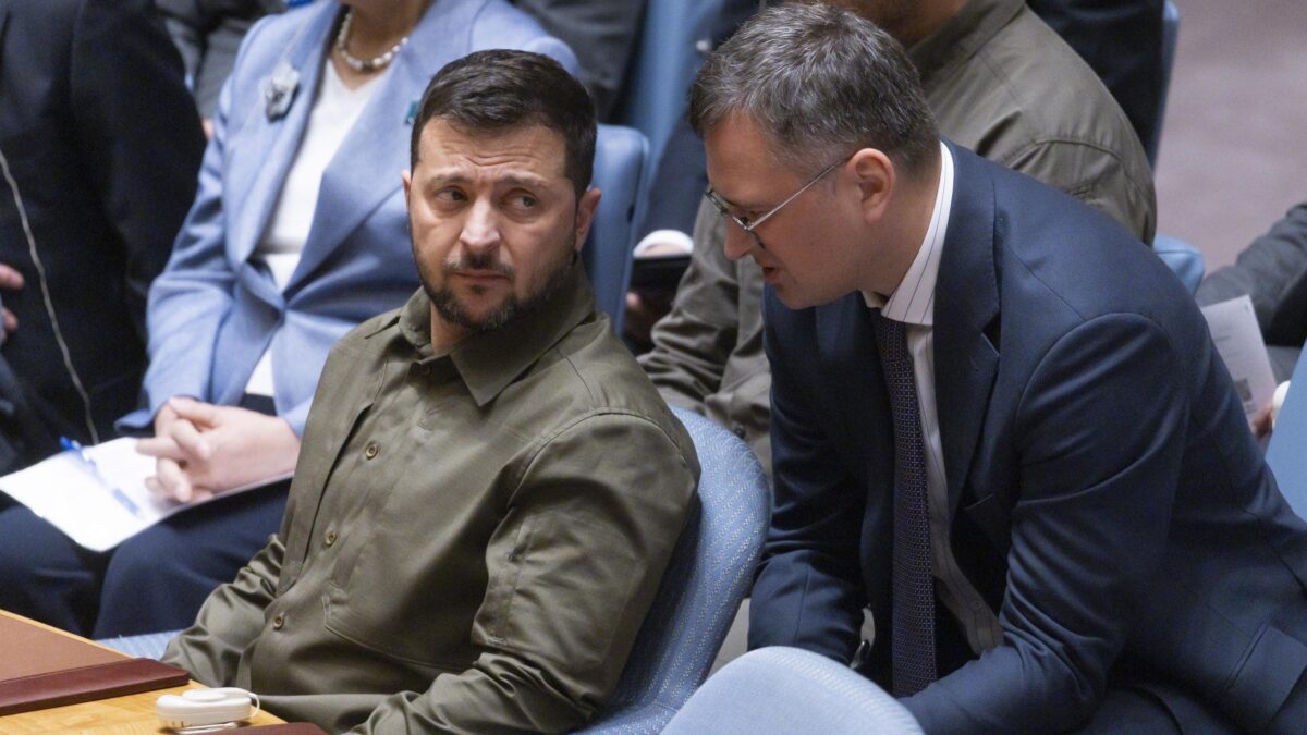 Via Kuleba, ora Zelensky è solo al comando