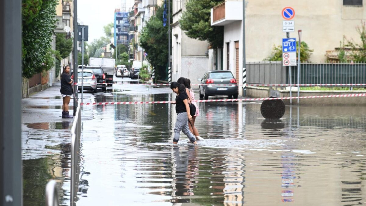 Nubifragio a Milano, il Seveso esonda e paralizza la città. Frane in Val Susa