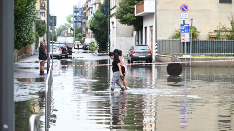 Nubifragio a Milano, il Seveso esonda e paralizza la città. Frane in Val Susa