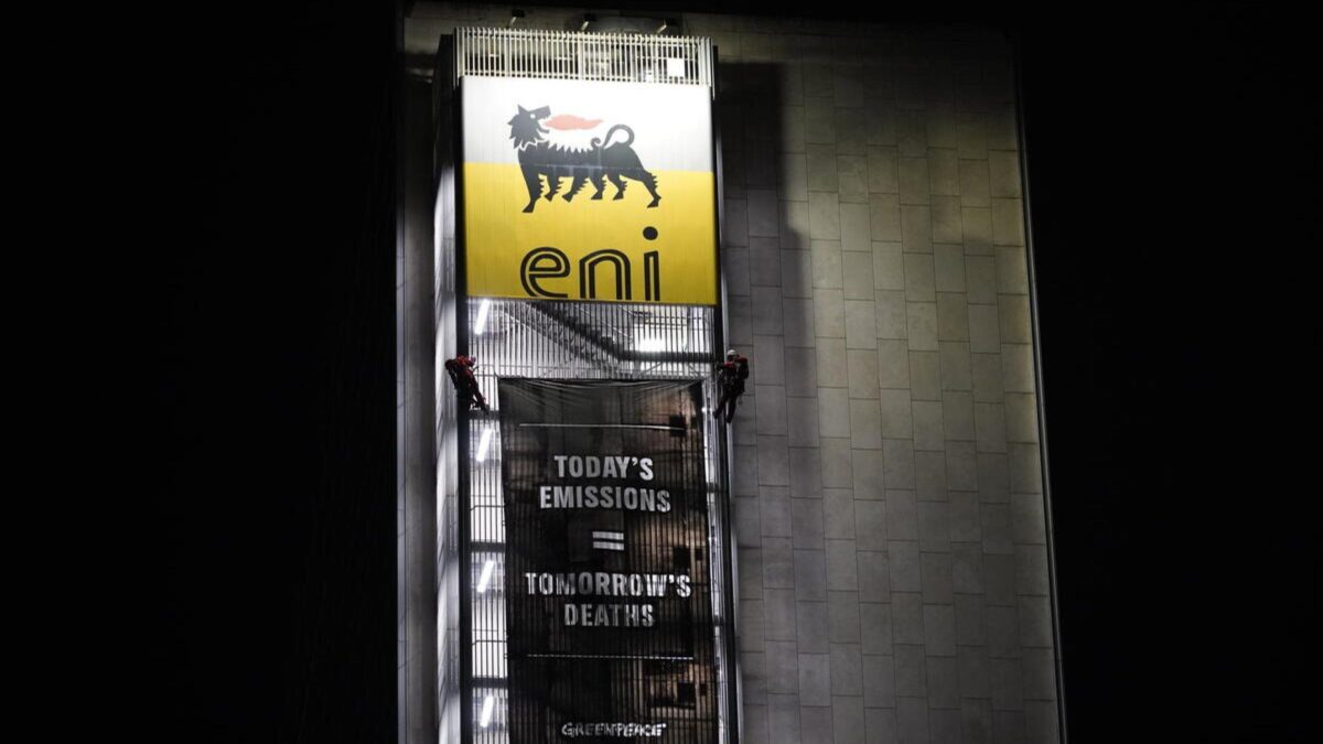 Assalto di Greenpeace al palazzo Eni: sotto indagine 14 attivisti stranieri