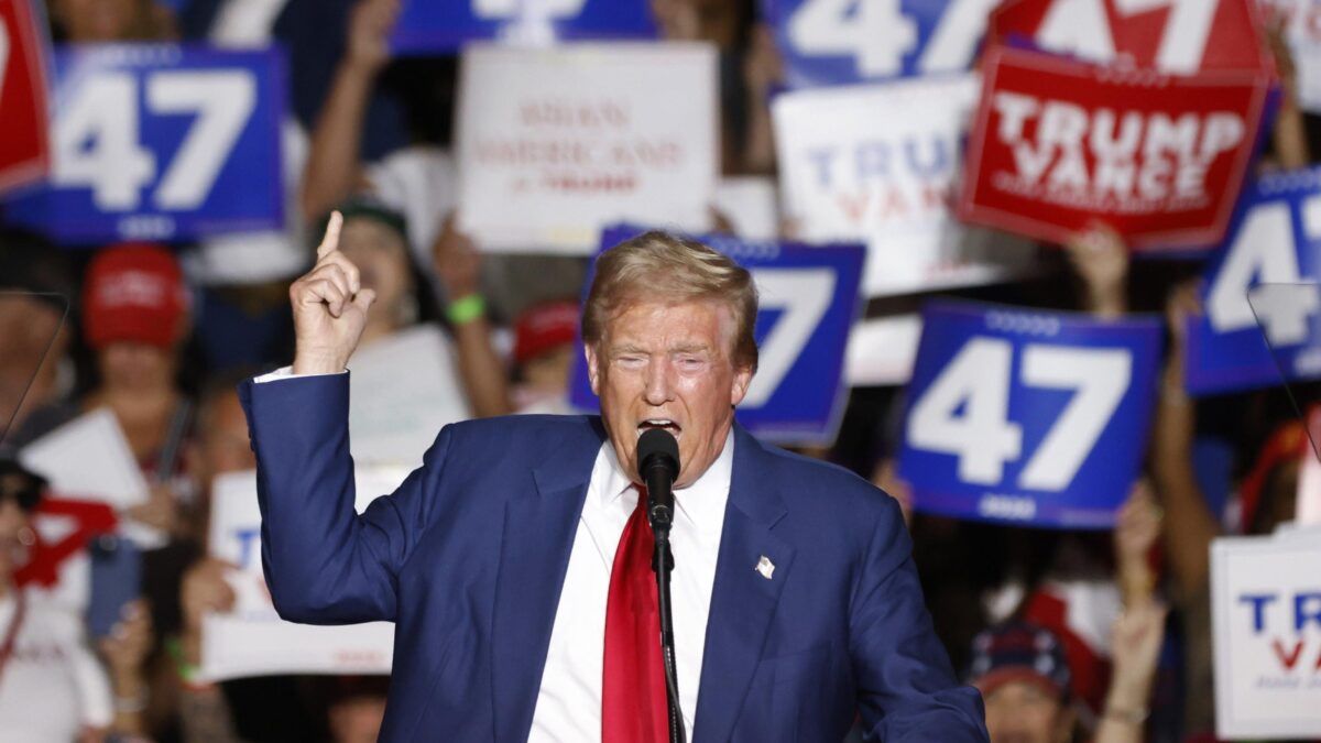 Trump ora indossa l’elmetto: «La retorica comunista dei dem fa volare i proiettili»