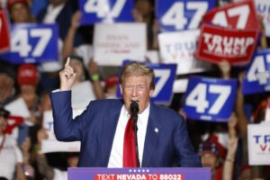 Trump ora indossa l’elmetto: «La retorica comunista dei dem fa volare i proiettili»