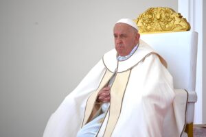 A San Pietro il Papa confessa quelli che hanno peccato contro i migranti