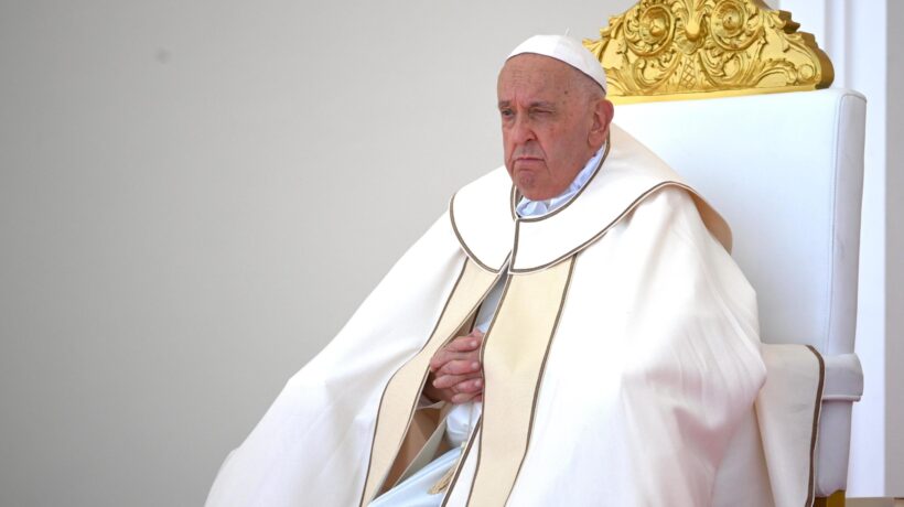 A San Pietro il Papa confessa quelli che hanno peccato contro i migranti