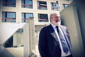 Per salvare la faccia a Emiliano, la Regione ora revoca i contratti alla ditta del fratello