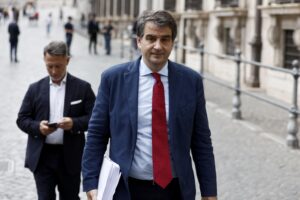 Il governo prova a evitare il rimpasto per il dopo Fitto. Spacchettamento in vista
