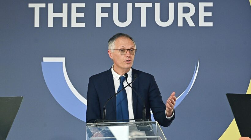 Troppi flop, Stellantis pensa al dopo Tavares. E intanto presenta nuovi modelli cinesi