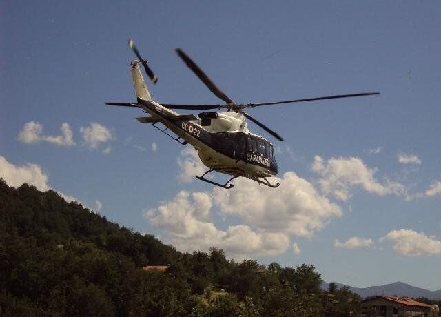 AB-412 dei Carabinieri in volo (Ansa)