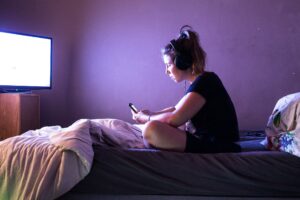 Rinchiudono i giovani e poi vietano i social