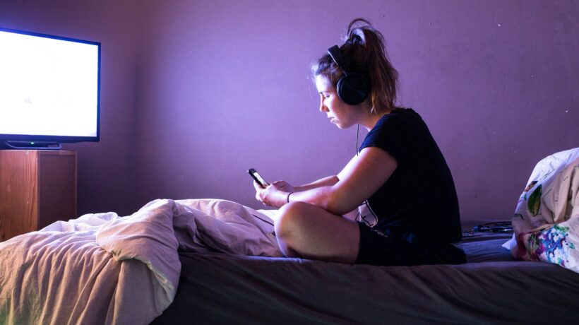 Rinchiudono i giovani e poi vietano i social