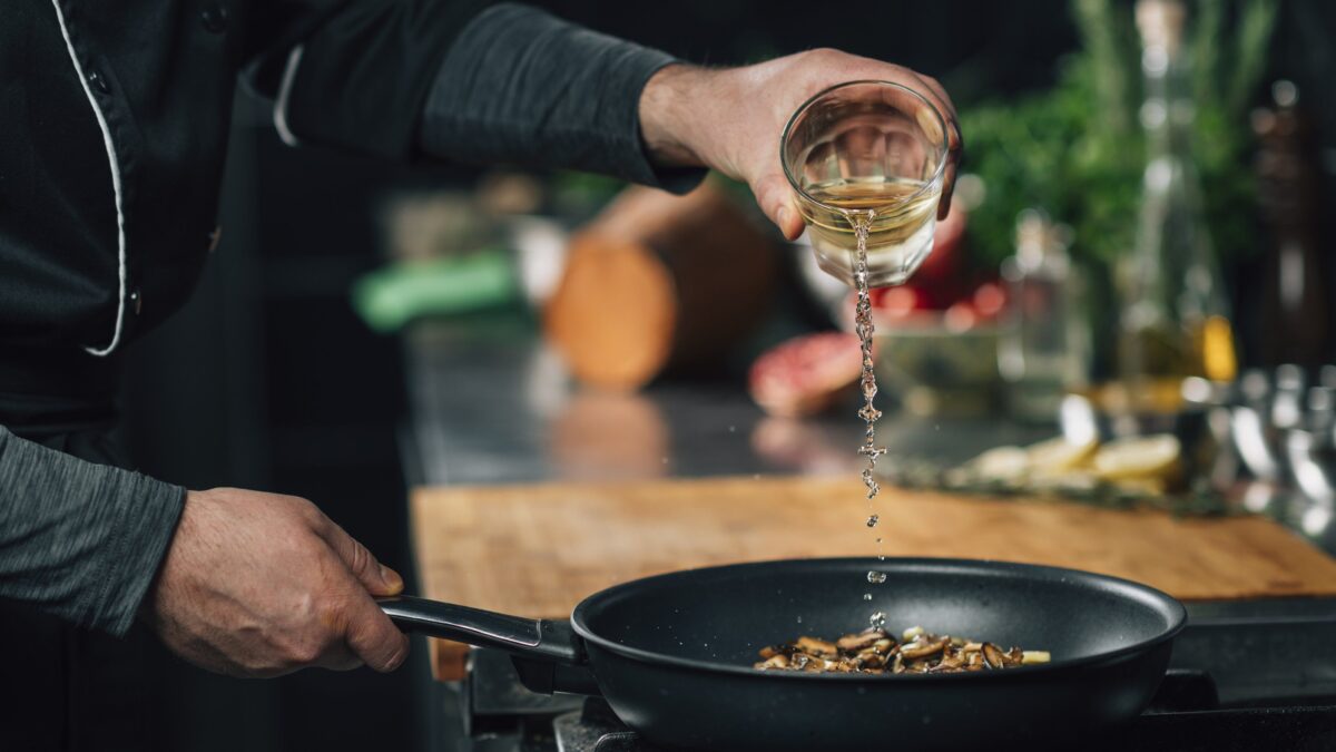 Dal flambé al brasato. Tutti i segreti per cucinare col vino