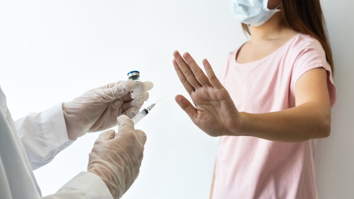 Mentre il governo annulla le multe ai no vax, in Romagna parte la caccia agli obiettori