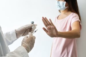 Mentre il governo annulla le multe ai no vax, in Romagna parte la caccia agli obiettori