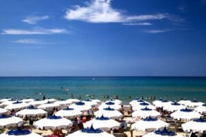 Il governo segue l’Ue: rimborsi e proroghe contentini ai balneari