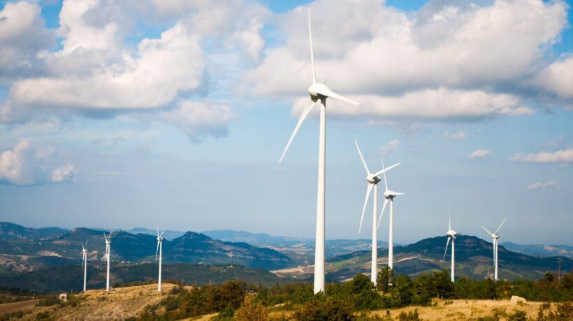Crociata degli intellò contro le pale eoliche: il green è molto chic, se non tocca casa loro