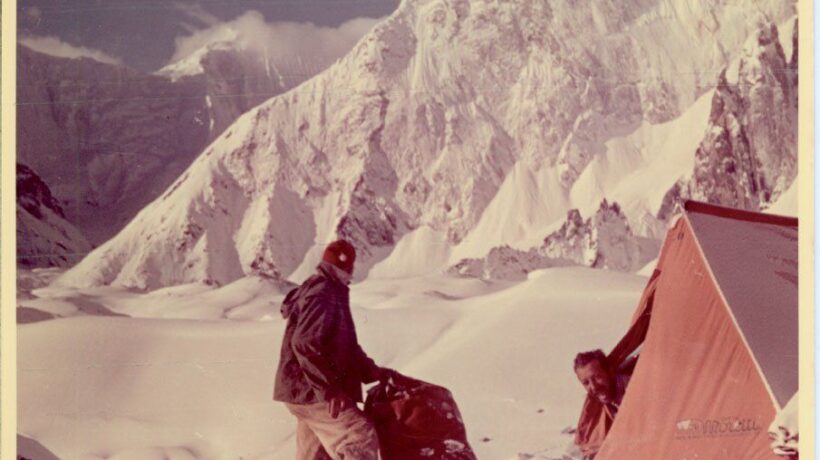 Un membro della spedizione al K2 del 1954 con una tenda Ettore Moretti