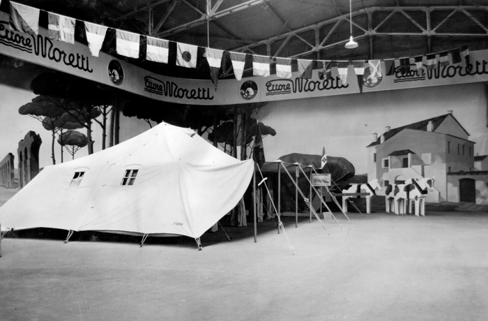 Interno dello spazio della Ettore Moretti alla Fiera Campionaria di Milano. Anni Trenta. (Fondazione Fiera Milano)