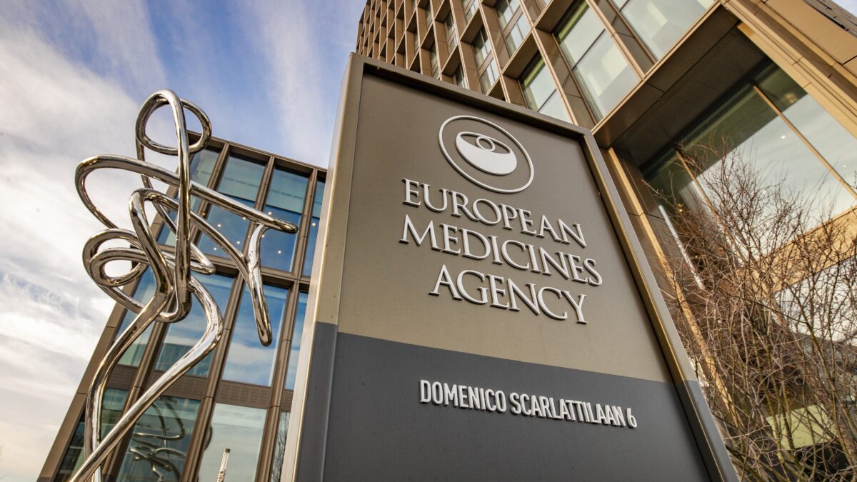 Il doppio standard di Ema sui farmaci. Strada spianata solo per i vaccini