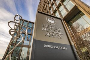 Il doppio standard di Ema sui farmaci. Strada spianata solo per i vaccini