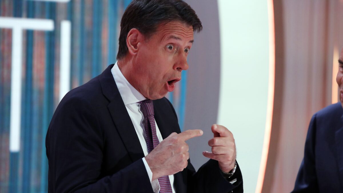 Conte: «Difendo i medici, sono eroi». Ma nel 2020 li incolpava dei contagi