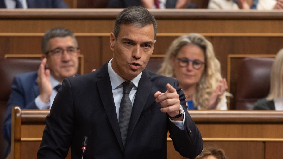 Sánchez fa sparare ai migranti ma ci accusa: «Gli levate le sim»