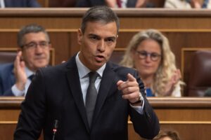 Sánchez fa sparare ai migranti ma ci accusa: «Gli levate le sim»