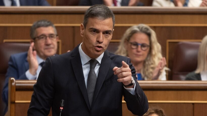 Sánchez fa sparare ai migranti ma ci accusa: «Gli levate le sim»