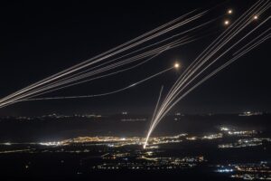 Israele regge all’attacco massiccio. E adesso minaccia di colpire l’Iran