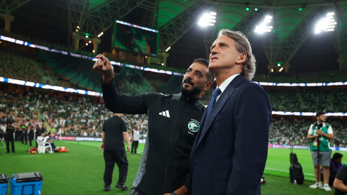 Sconfitte, litigi e polemiche. Il Mancio ricoperto d’oro spernacchiato dai sauditi