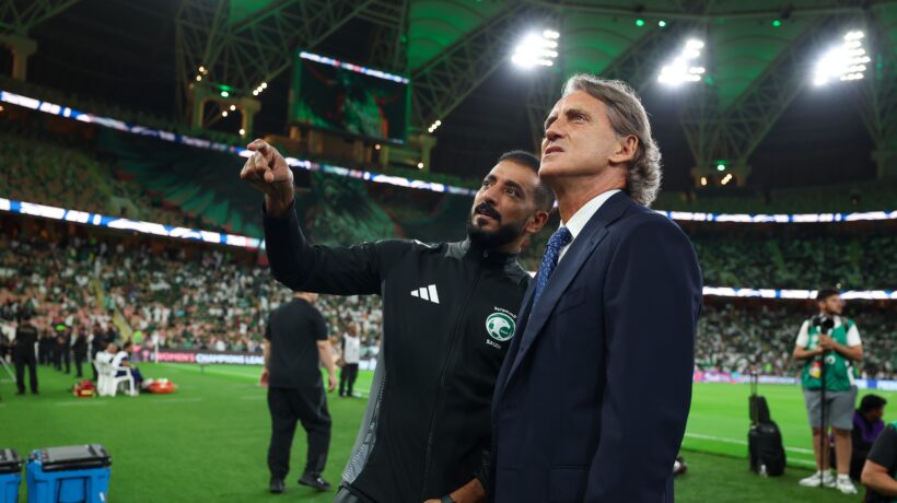Sconfitte, litigi e polemiche. Il Mancio ricoperto d’oro spernacchiato dai sauditi