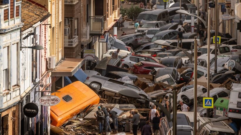 Apocalisse d’acqua devasta Valencia. Allerta in ritardo, almeno 95 vittime