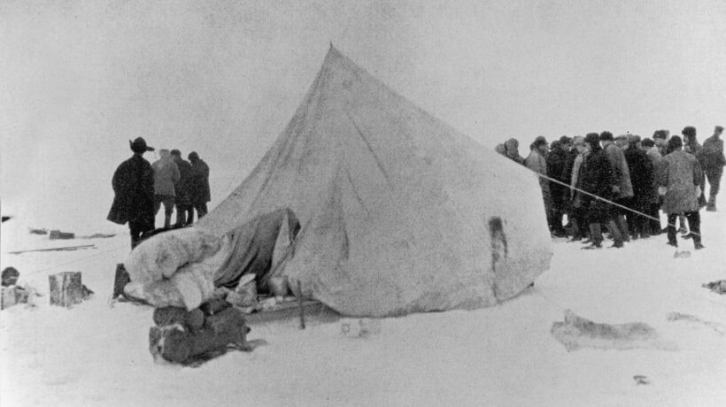 La «Tenda Rossa» sul pack polare nel momento del ritrovamento dei superstiti della spedizione del dirigibile «Italia» di Umberto Nobile (Getty Images)