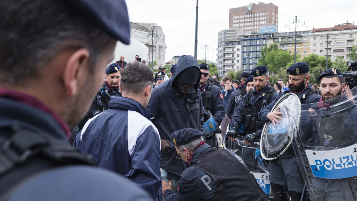 Vogliono arrestare i poliziotti