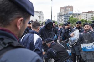Vogliono arrestare i poliziotti