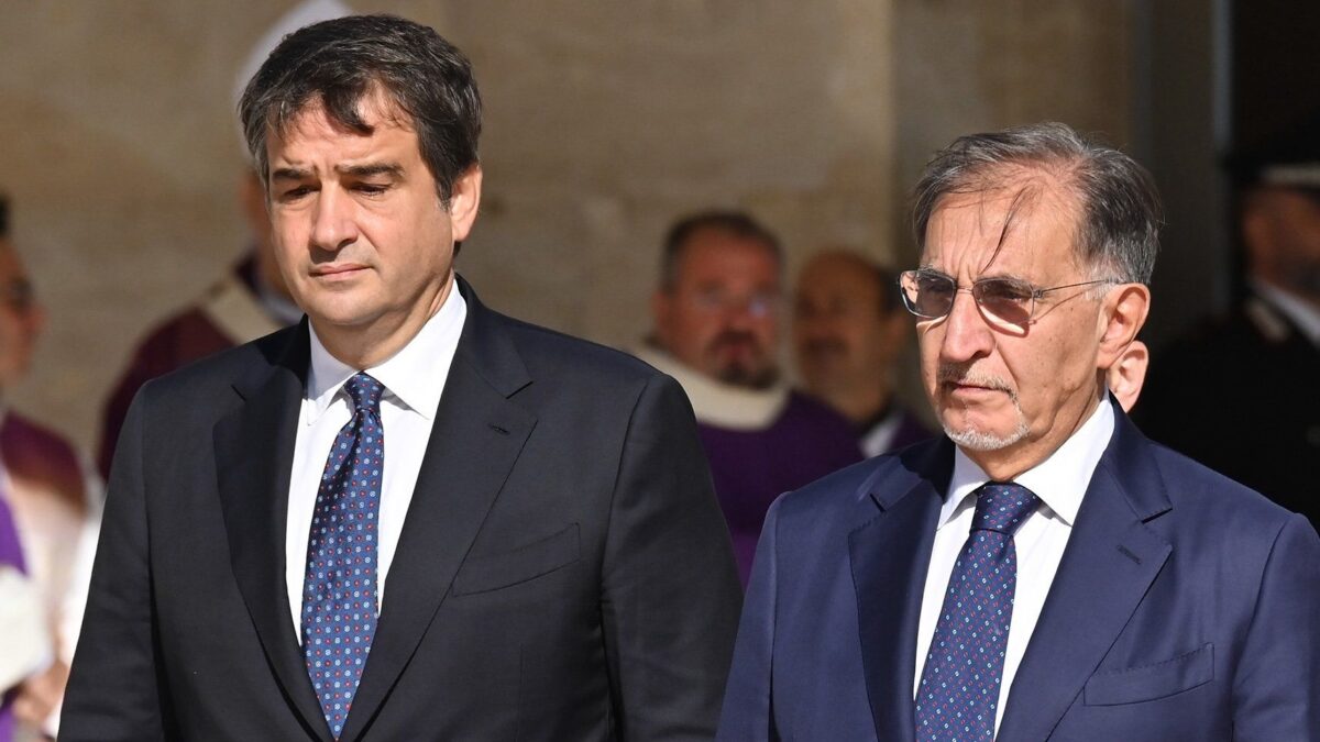 Indagato un ex bancario che spiava i conti del premier e della sorella